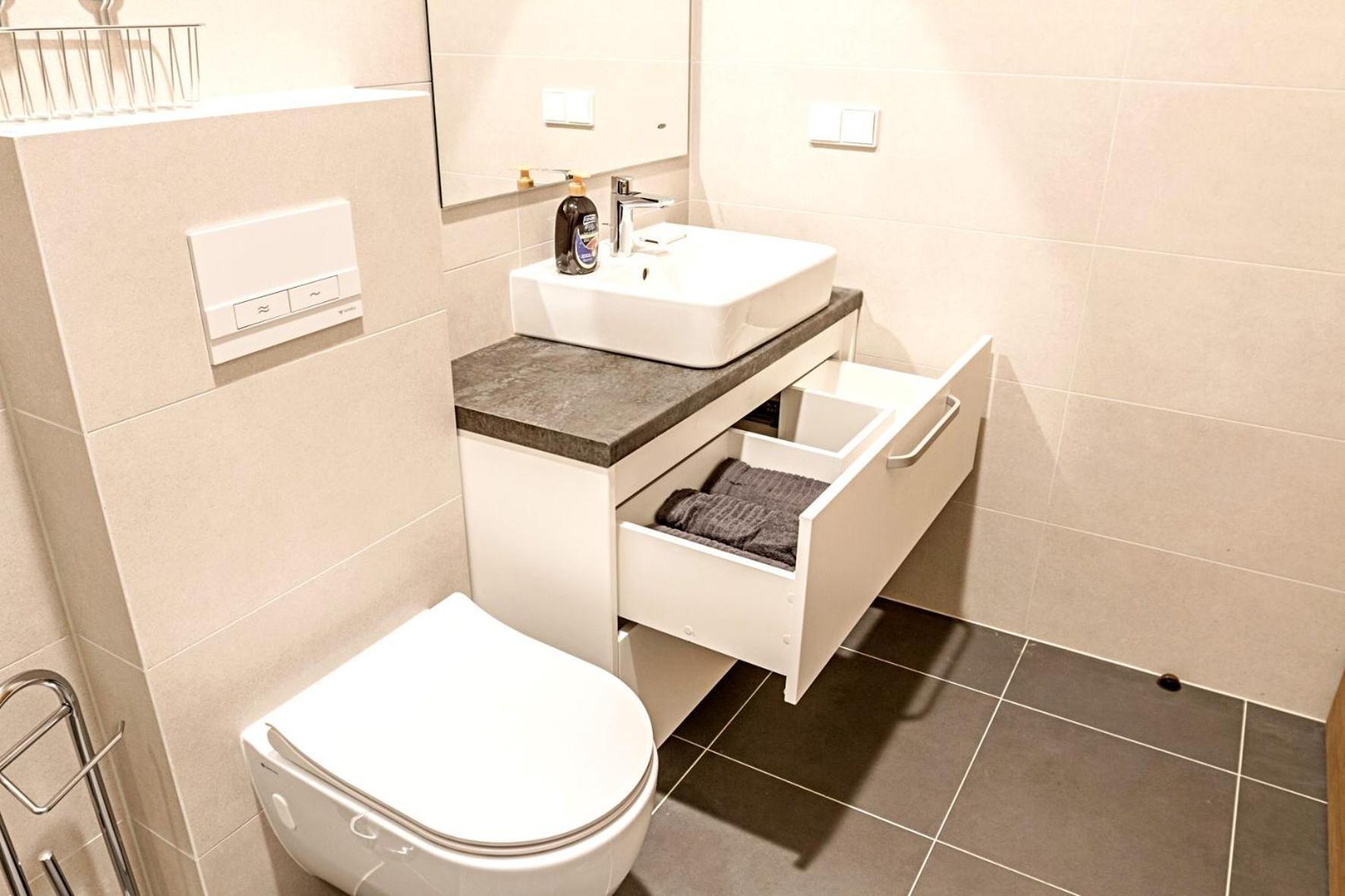 Bright 1Bd Apartment In Old Town By Hostlovers カウナス エクステリア 写真
